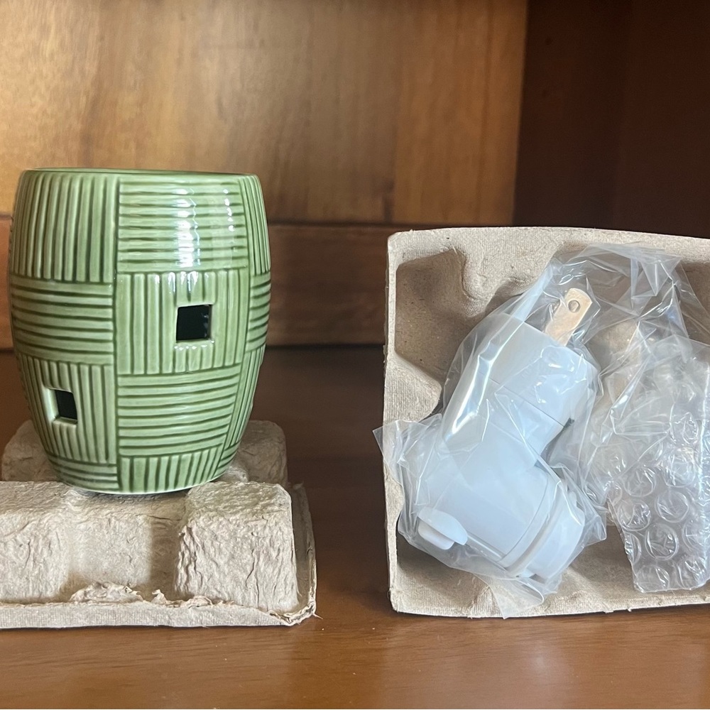 Scentsy - Weave Green - Plug In Wax Warmer- New Without Box